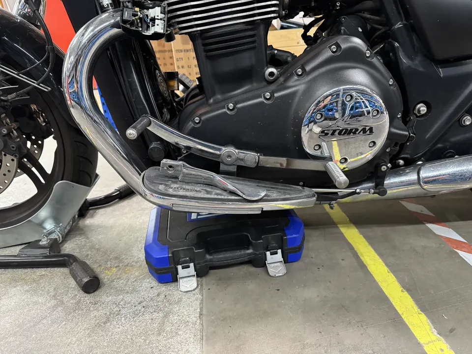 Trittbrett und verlängerter Schalthebel an einer Triumph Thunderbird Storm