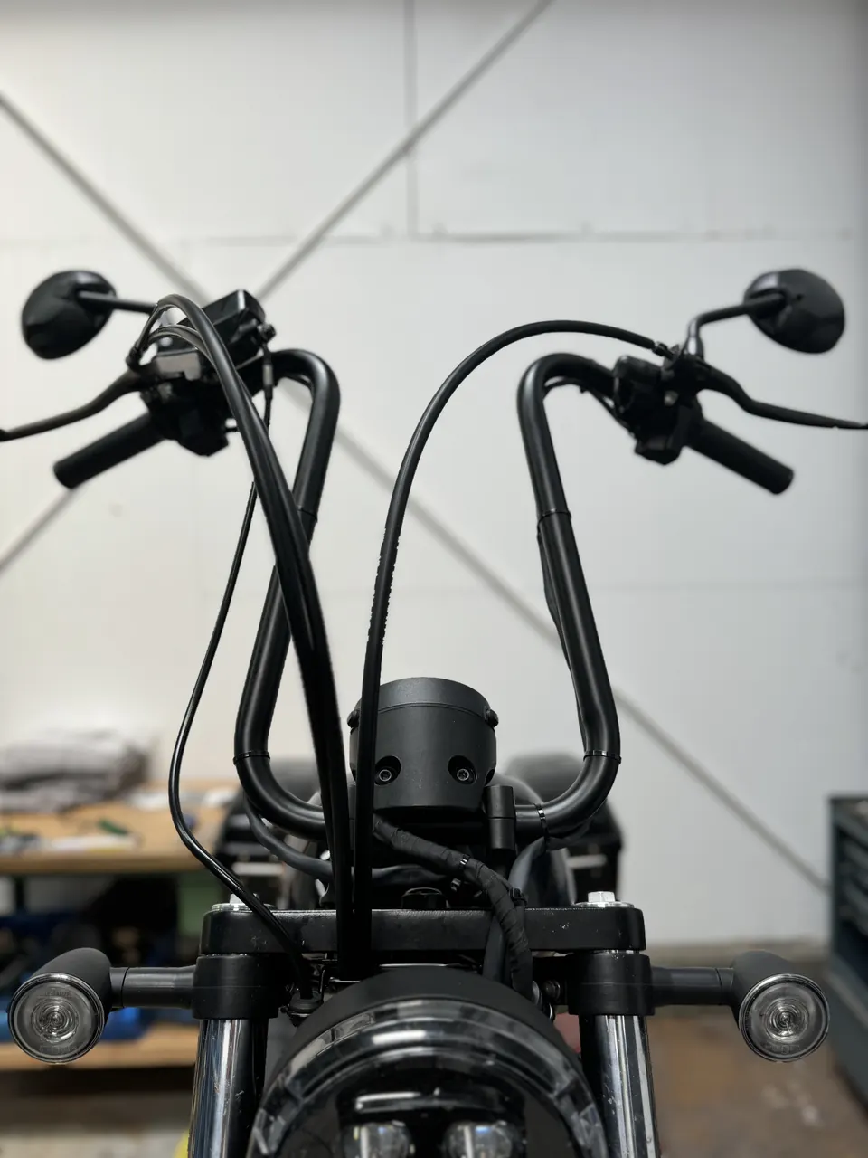 Montierter Ape-Hanger-Lenker mit verlängerten Zügen an einem Cruiser